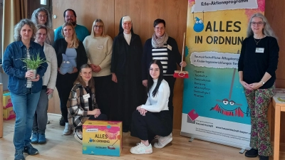 Referentin Evelyne Füracker vom AELF Regensburg-Schwandorf, rechts im Bild, Teilnehmende der Kindergärten und Jutta Forster vom AELF Amberg-Neumarkt i.d.OPf., hintere Reihe links<br> (Bild: Jutta Forster)