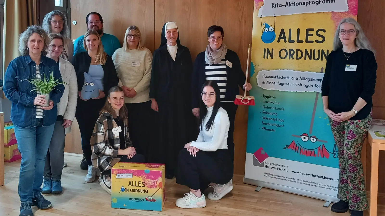 Referentin Evelyne Füracker vom AELF Regensburg-Schwandorf, rechts im Bild, Teilnehmende der Kindergärten und Jutta Forster vom AELF Amberg-Neumarkt i.d.OPf., hintere Reihe links<br> (Bild: Jutta Forster)