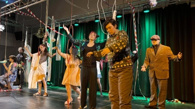 13 Schüler der FOS/BOS Weiden sorgen mit ihrer Neuinterpretation von Shakespeares „Ein Sommernachtstraum“ für einen großen Theaterspaß. (Bild: Silke Winkler)