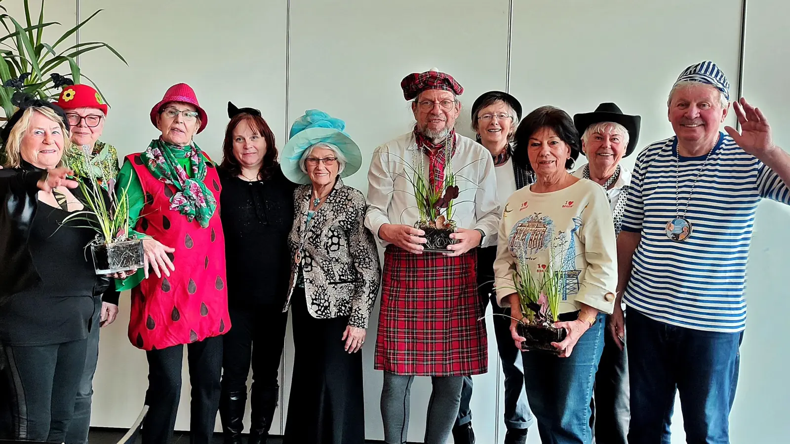 Entspannt und gut gelaunt feierten die Mitglieder des „Bundes der Berliner” ihren Faschingsnachmittag im Vereinslokal Stockerhut „Cafe Mitte”. (Bild: Waltraud Dahms)