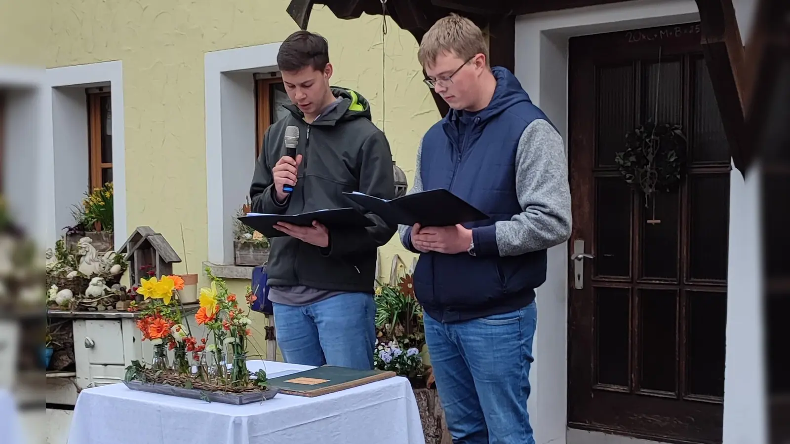 von links:. Luca Wurzer nach Florian Rieger lasen aus den Originalaufzeichnungen des Zeitzeugen Georg Loos nach der Zerstörung Achtels  (Bild: Heidi Kurz)