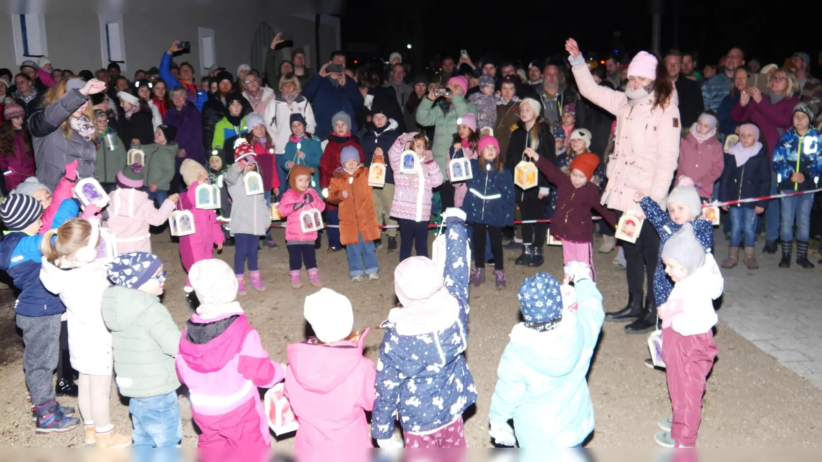 Zum Programm der Martinsfeier gehörte auch der Lichtertanz der Marienkäfergruppe, der bei den zahlreichen Zuschauern großen Anklang fand (Bild: Norbert Weis)