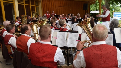 Toller Ausklang des Pfingstfestes! Hervorragende konzertante Blasmusik und Big-Band Sound servierte die Jurablaskapelle Pilsheim den vielen Besuchern ihres Sommerfestes im Garten der Freizeithalle im Dorf. (Bild: Paul Böhm)