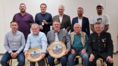 hinten von links nach rechts: Meidinger Tobias, Dittrich Jonas, Grädler Thorsten, MdL Heinisch Bernhard, Mayerhofer Johannes vorne von links nach rechts: Plößner Manuel, Dr, Gmehling Viktor, Bgm. Schertl Hans Martin, Deinzer Heinrich, 1. SM Seegerer Fritz (Bild: Claudia Specht)