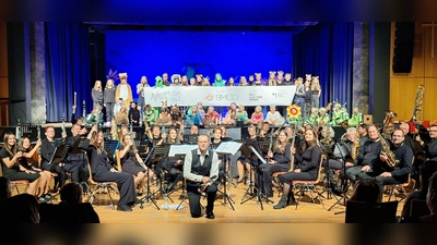 Strahlende Gesichter nach dem großen Finale: Wir machen Broadway mit „Wimba und das Geheimnis im Dschungel“ – möglich durch „Kultur macht stark – Musik für alle“. (Bild: Bettina Mehler)