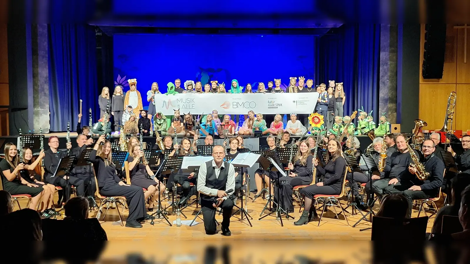 Strahlende Gesichter nach dem großen Finale: Wir machen Broadway mit „Wimba und das Geheimnis im Dschungel“ – möglich durch „Kultur macht stark – Musik für alle“. (Bild: Bettina Mehler)