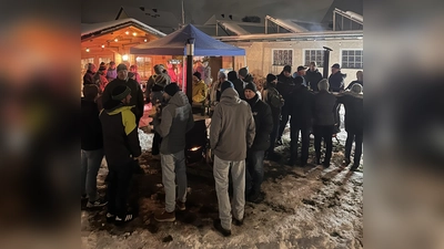 Wärmende Stehtischöfen und viele gute Gespräche bei winterlichem Flair. (Bild: Julian Kraus)