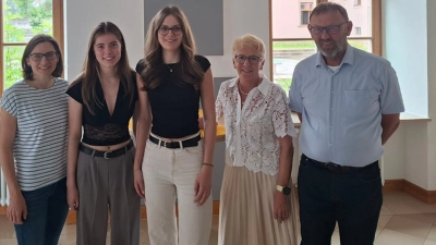 von links nach rechts: Dr. med. Birgit Prey, Paula Nerb, Emma Hausmann, Margit Meier und der Schulleiter des Max-Reger-Gymnasiums Georg Meyer. (Bild: Reinhard Fraunholz)