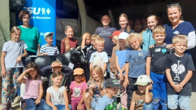 Organisatorin Sonja Übler mit Kreisbäuerin Erika Loos, Hausherrn Erwin Purrer und den Ferienkids. (Bild: Sonja Übler)