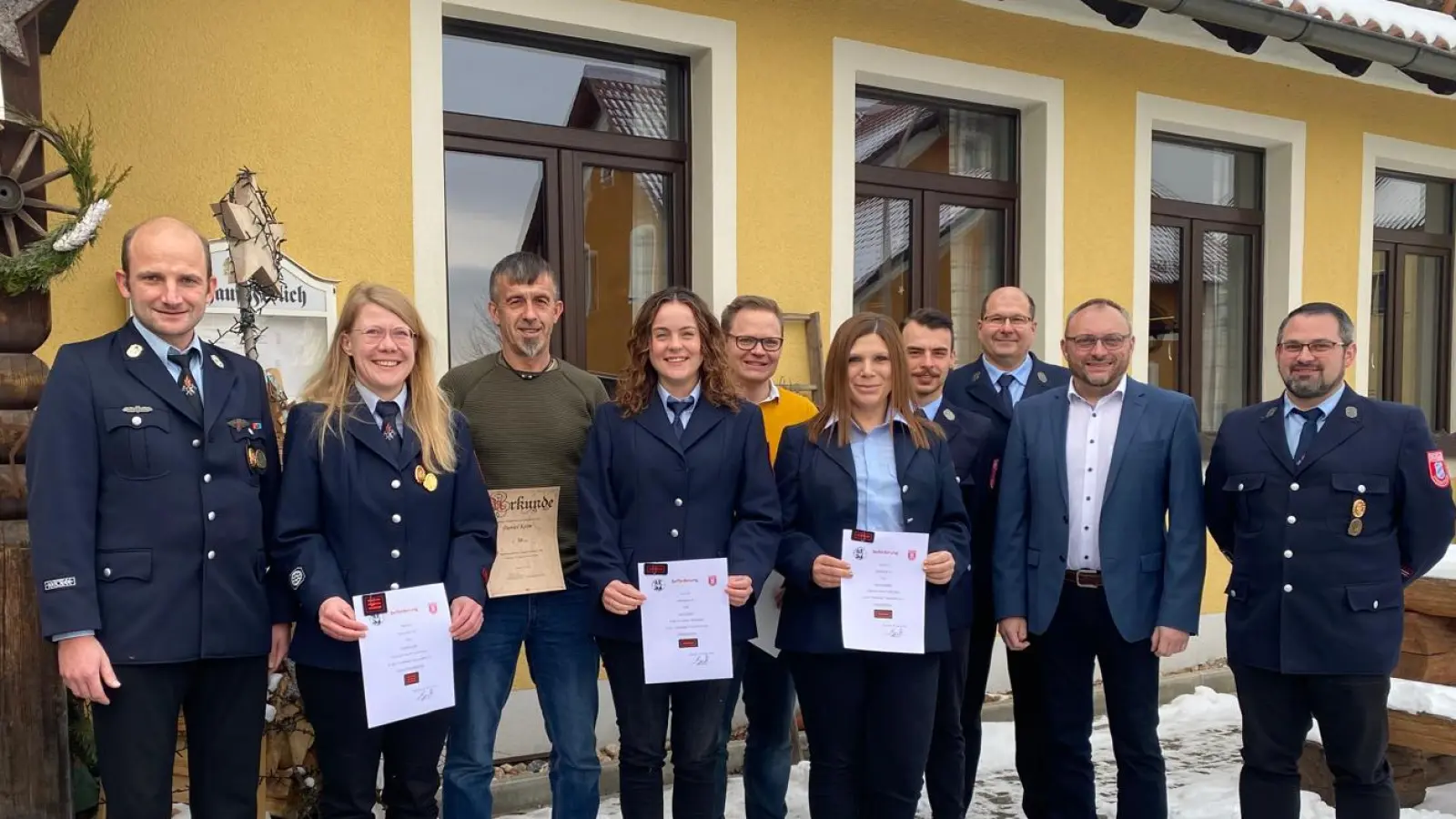 Die geehrten und beförderten Mitglieder der Feuerwehr Pfrentsch. v.l.n.r.: Kommandant Stefan Lang, Andrea Lang, Daniel Keim, Sophie Deinl, Johannes Kaiser, Janine Scherer, Lukas Lanz, Vorstand Thomas Müller, Bürgermeister Markus Bauriedl, Kommandant Bernd Werner. (Bild: Florian Zetzl)