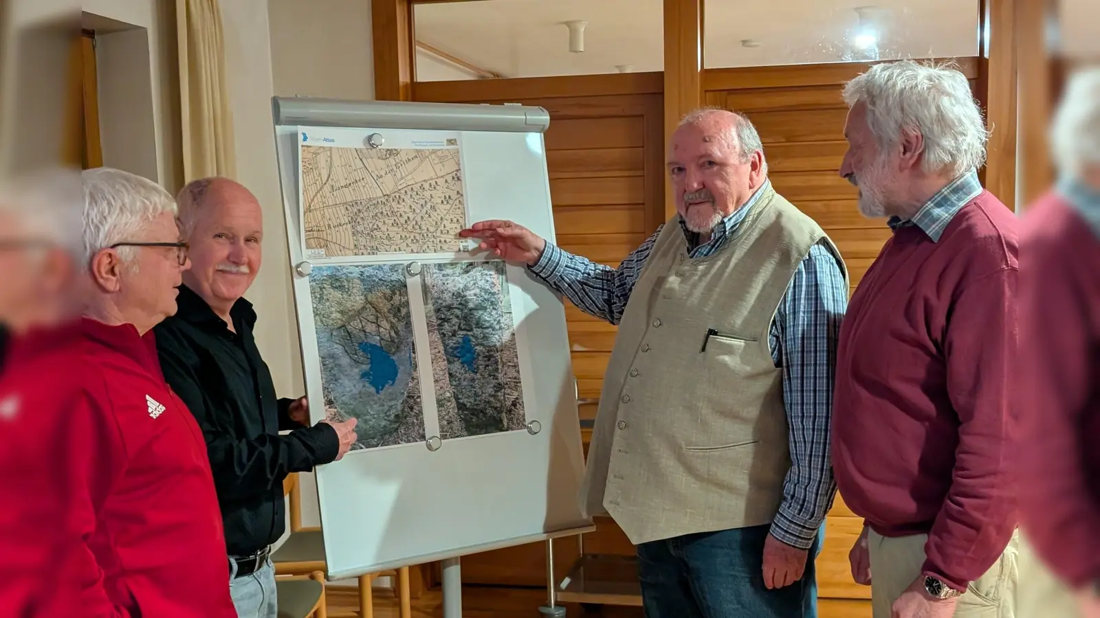 Herbert Unterburger (2.v.rechts) ergänzte seinen AWA-Vortrag mit einer Vielzahl historischer Schriften und Karten. Das interessierte auch Schnaittenbachs Heimatpfleger Beppo Schuller (links) (Bild: Manfred Lehner)