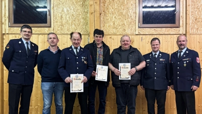 Ehrungen: Sebastian Schad, BGM Michael Wilfahrt, Dietmar Pösl, Johann Bauer, Bernhard Tischler, KBM Stefan Sattich, Peter Schießl (von links). <br> (Bild: Marina Schießl)