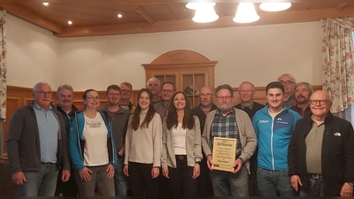 Das Bild zeigt die aktuelle Vorstandschaft mit dem neu ernannten Ehrenmitglied Georg Romeder, sowie die scheidenden Vorstandsmitglieder.<br> (Bild: Rita Zwick)