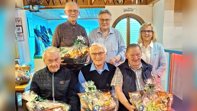 Für 70 Jahre wurde Werner Graf (sitzend Mitte), für 65 Jahre Friedrich Fraunholz und Manfred Fischer sowie für 65 Jahre Klaus Gelke (von links) von Vorsitzenden Manfred Porsch und seiner Stellvertreterin Angela Fraunholz geehrt.  (Bild: Manfred Porsch)