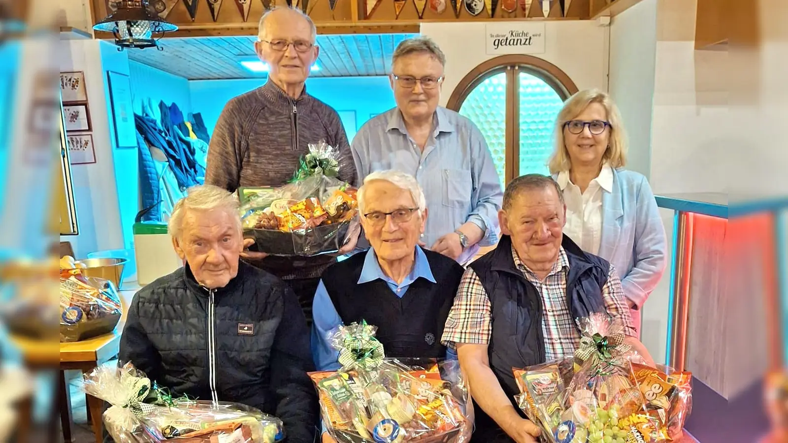 Für 70 Jahre wurde Werner Graf (sitzend Mitte), für 65 Jahre Friedrich Fraunholz und Manfred Fischer sowie für 65 Jahre Klaus Gelke (von links) von Vorsitzenden Manfred Porsch und seiner Stellvertreterin Angela Fraunholz geehrt.  (Bild: Manfred Porsch)