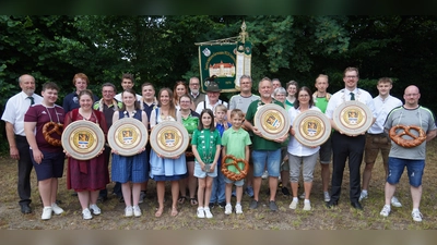 Gauschützenmeister Johann Kellner (Erster von links) und Gausportleiter Jonas Pühler (Zweiter von rechts) mit den neuen Königen des Sportschützengrenzgaus Vohenstrauß. (Bild: Corinna Kellner)