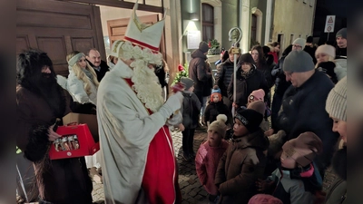 Der vorweihnachtliche Bote hatte für jedes Kind einen Schoko-Nikolaus. (Bild: Karl Ziegler)
