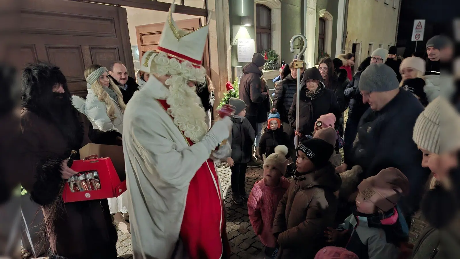Der vorweihnachtliche Bote hatte für jedes Kind einen Schoko-Nikolaus. (Bild: Karl Ziegler)