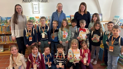 Die stolzen Vorschulkinder mit ihren Urkunden, Büchereileiterin Maria Klobes-Martin, Erzieherin Manuela Fischer sowie Praktikantin Franziska Kliegel. (Bild: Leonie Tafelmeier)