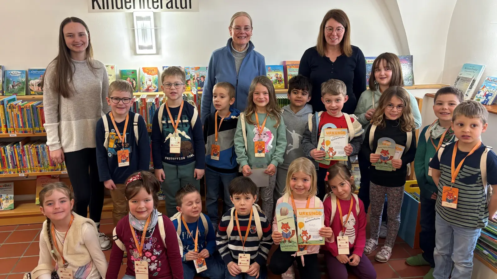 Die stolzen Vorschulkinder mit ihren Urkunden, Büchereileiterin Maria Klobes-Martin, Erzieherin Manuela Fischer sowie Praktikantin Franziska Kliegel. (Bild: Leonie Tafelmeier)