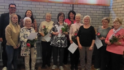 Ehrung beim 50-järigen Jubiläum Frauenunion Kümmersbruck. Hintere Reihe von links: JU Vorsitzender Stefan Bladeck, stellvertretende Kreisvorsitzende Diane Schoberth, Elfriede Meiler, Irene Wetter, Bezirksvorsitzende Barabra Gerl, Petra Meyer, Ortsvorsitzende Renate Amrhein, Monika Schiller, Marianne Hummel. Reihe vorne von links Bürgermeisterin Elisabeth Gruber, Betti Kiener. (Bild: Irene Wetter)