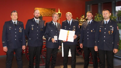 Franz Stahl (Dritter von links) mit den Vorständen und Kommandanten der Feuerwehr Tirschenreuth nach der Verleihung der Deutschen Feuerwehr-Ehrenmedaille. (Bild: Frederik Römer)