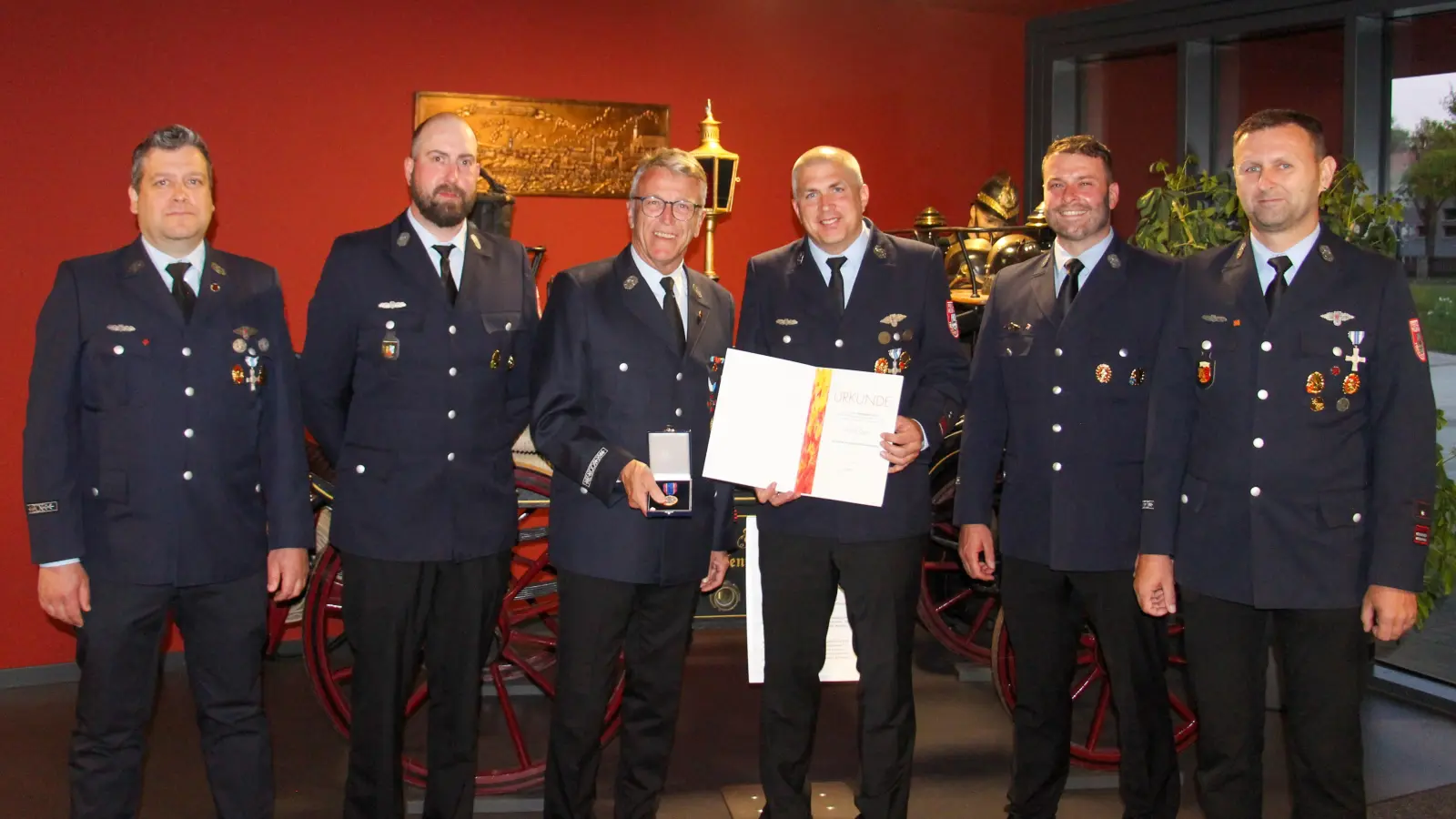 Franz Stahl (Dritter von links) mit den Vorständen und Kommandanten der Feuerwehr Tirschenreuth nach der Verleihung der Deutschen Feuerwehr-Ehrenmedaille. (Bild: Frederik Römer)