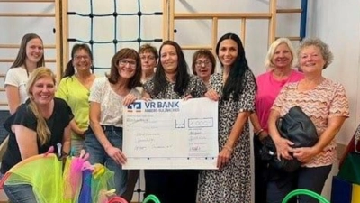 v.links untere Reihe: Frühförderstellenleiterin Michaela Moore, FU Vorsitzende Evi Höllerer, Diane Schoberth, Bettina Fischer, Ergotherapeutin (Bild: Anja Segerer)