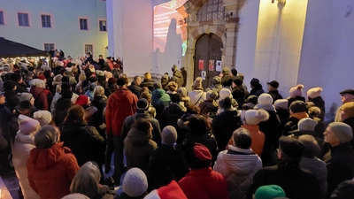 Dicht gedrängt standen die Mitwirkenden des Passanten-Chors vor dem Portal der Michaelskirche und sangen Weihnachtslieder.  (Bild: Kunz)