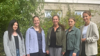 von links: Cornelia Schieder, Anna Lindner, Rektorin Kerstin Münchmeier, Lucia Mehler, Julia Illing (Bild: Simone Schieder)