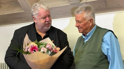 Stadtverbandsvorsitzender Dieter Weiß gratuliert Armin Nentwig zum Verfassungsorden. (Bild: Birgit Fruth)