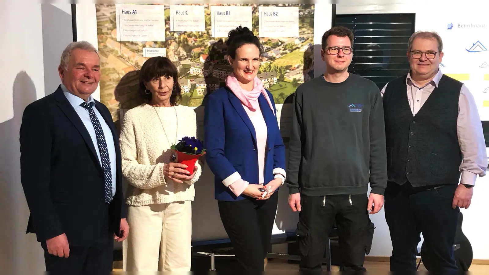 Die CWG-Vertreter Christina Bauer (Mitte) und Michael Zinnbauer (rechts) infornierten sich bei der Firma Konzeptbau Fuchs mit den Geschäftsführern Manfred Fuchs (links) und Sascha Fuchs (Zweiter von rechts) über das Wohnungsbauprojekt in Oberviechtach.  (Bild: Bettina Bihler)