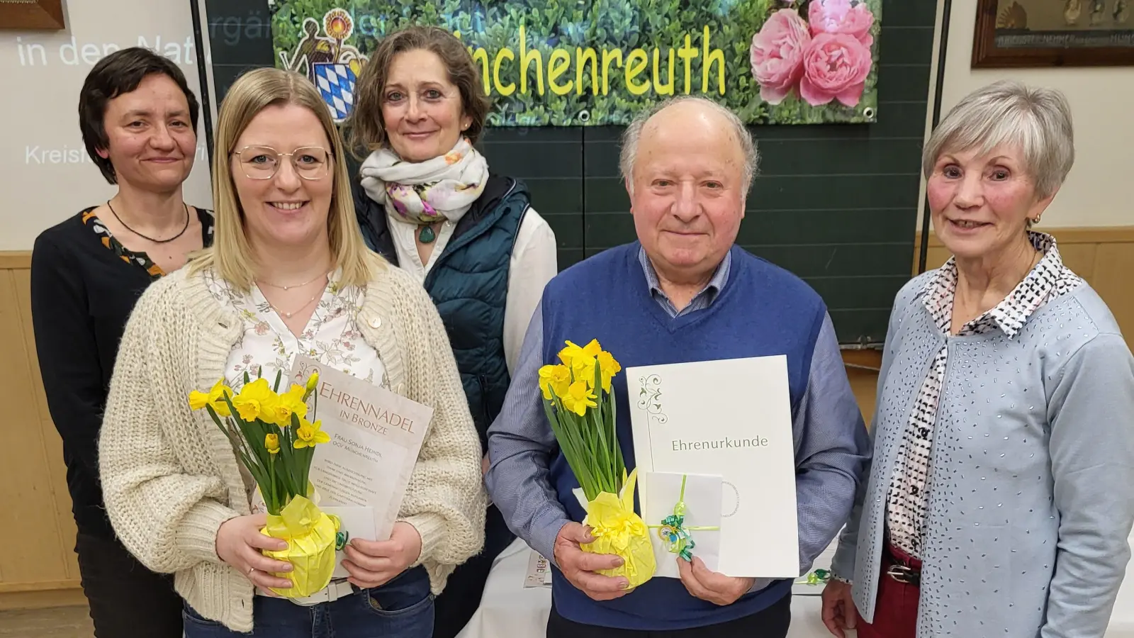 Die Geehrten Sonja Heindl und Josef Ernstberger sowie Vorsitzende Maria Schicker, Manuela Pappenberger und Luzia Ernst von der Vorstandschaft. (Bild: Rudi Kunz)