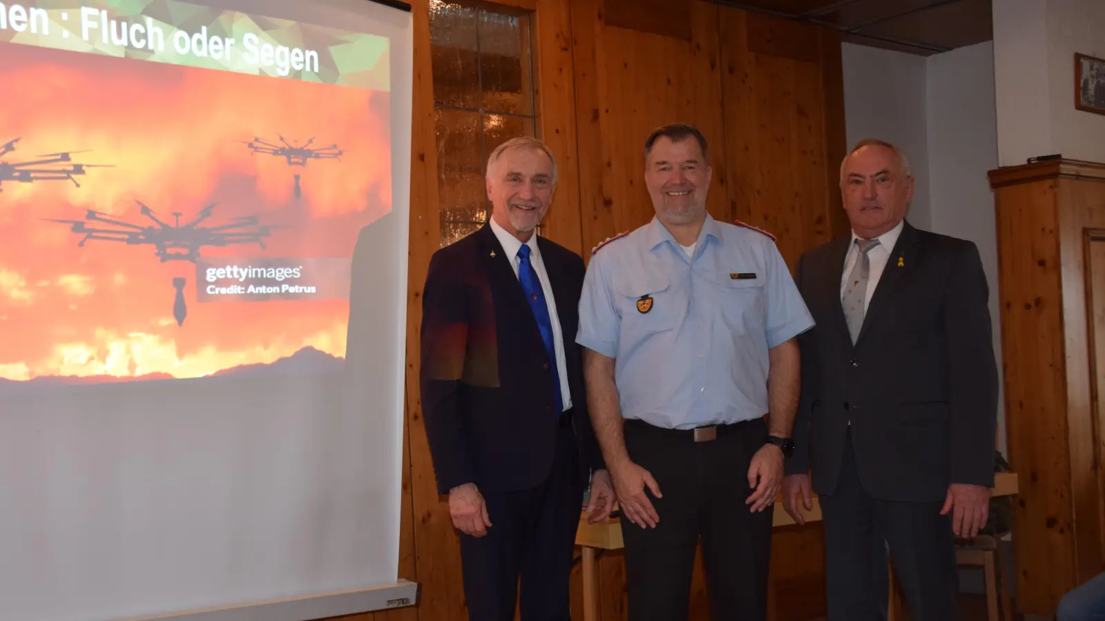 Drohnen, Fluch oder Segen: darum ging es beim Seminar der Reservisten der Kreisgruppe Oberpfalz Mitte in Altmannshof. v. l. Kreisvorsitzender Bertram Gebhard, Hauptmann Dirk Klages von der Bundeswehr und der Ehrenvorsitzende der Kreisgruppe Werner Gebhard.  (Bild: Paul Böhm )
