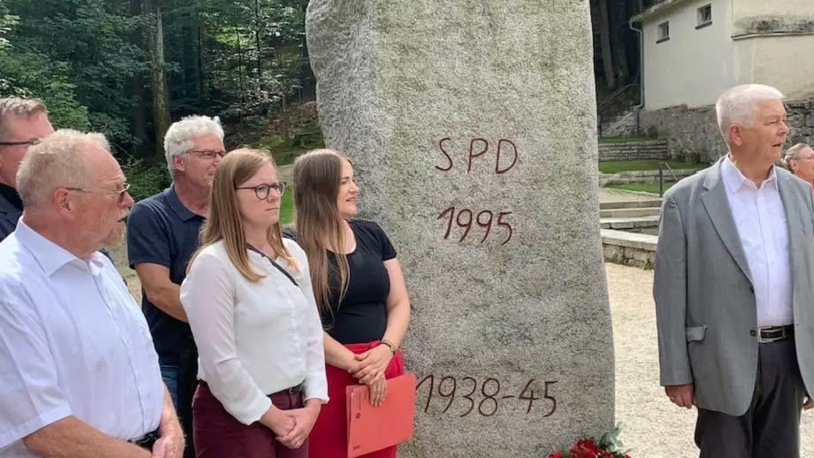 Am SPD-Stein fand die Gedenkfeier der AG 60plus Oberpfalz statt. Hauptrednerin war SPD-Landesvorsitzende Ronja Endres. (Bild: Reinhold Strobl)