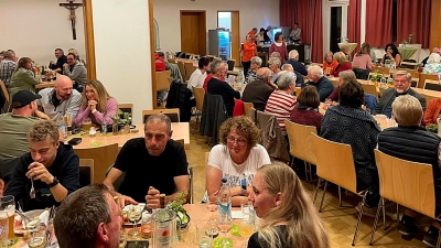 Ein Blick in den Pfarrsaal, in dem sich die Besucher und Gäste bei den Freien Wähler beim Weinfest wohl fühlten. (Bild: Dietmar Schaller)