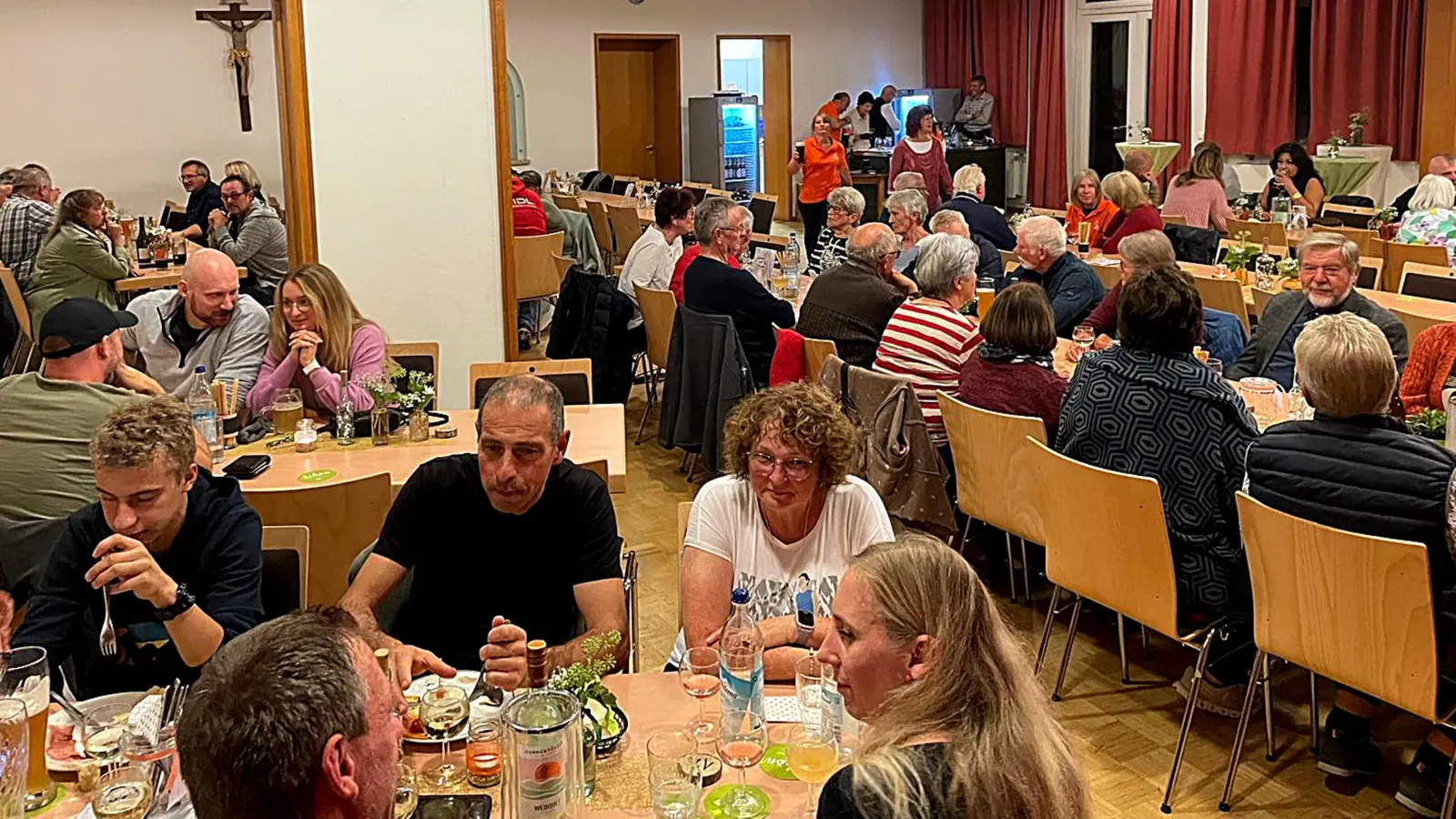 Ein Blick in den Pfarrsaal, in dem sich die Besucher und Gäste bei den Freien Wähler beim Weinfest wohl fühlten. (Bild: Dietmar Schaller)