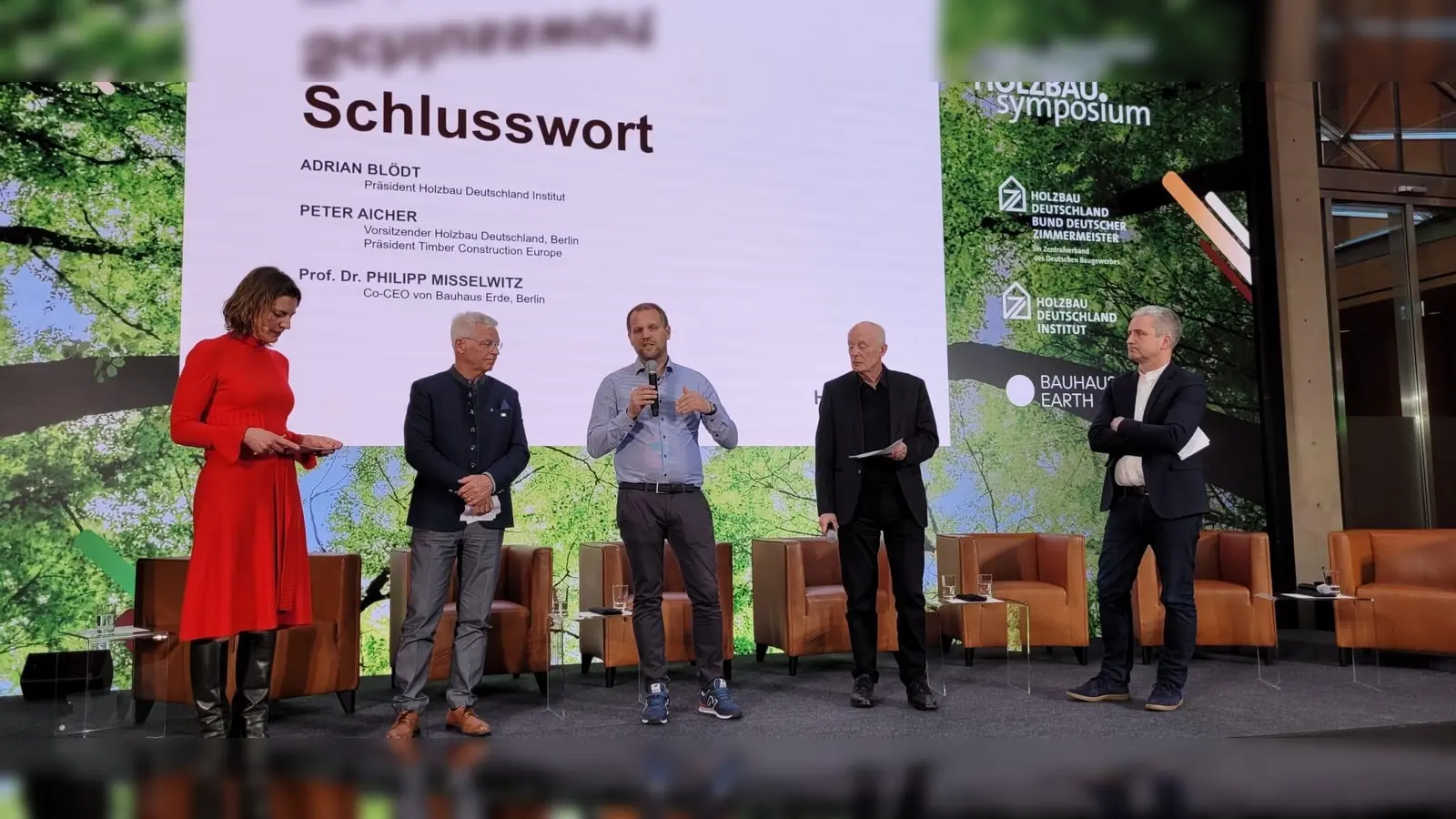 Schlussrunde mit Peter Aicher (2. Von links), Adrian Blödt (Mitte) und Hans-Joachim Schellnhuber (2. von rechts)  (Bild: Adrian Blödt)