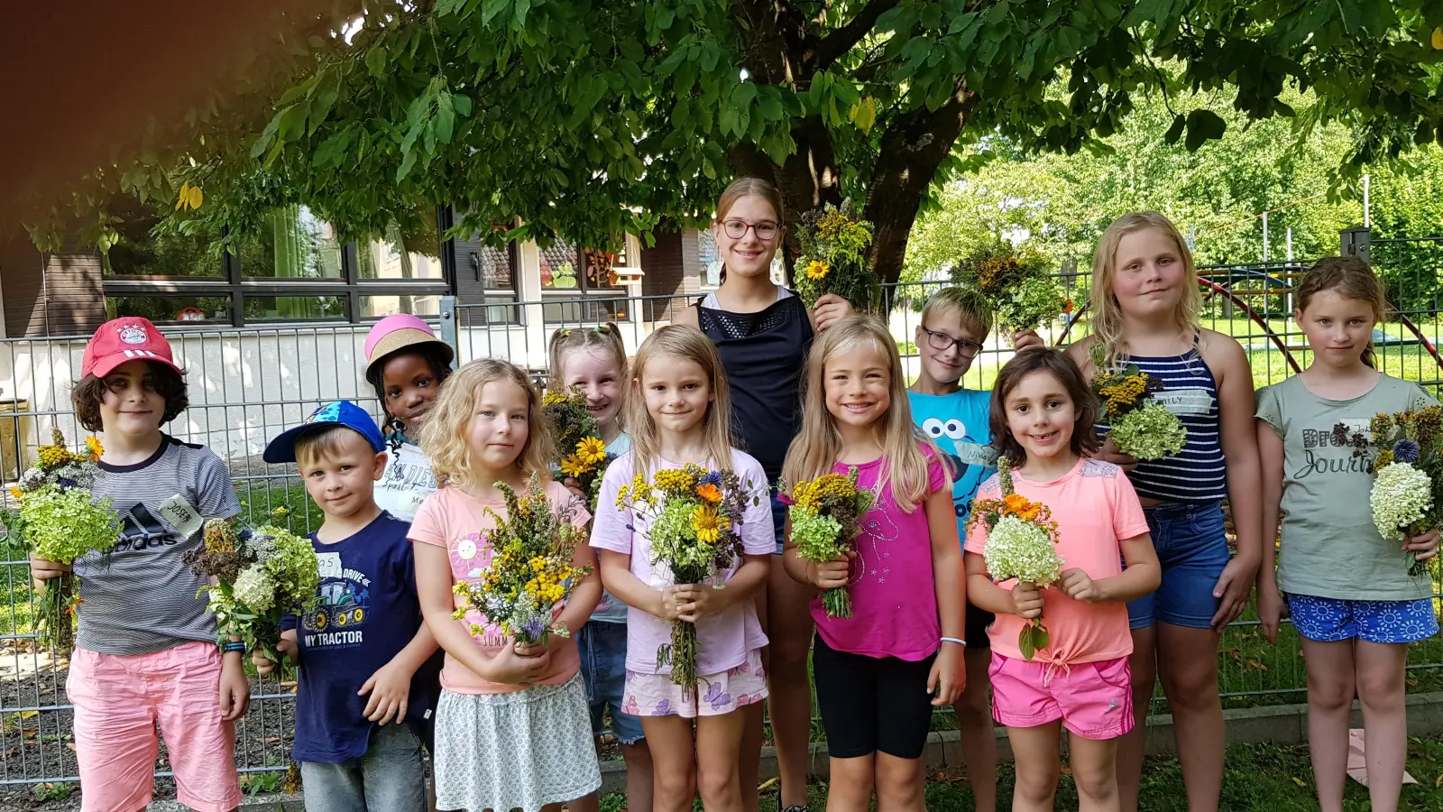 Stolz präsentierten die Mädchen und Buben ihre selbst gebundenen Kräuterbüschel. (Bild: Peter Garreiss)