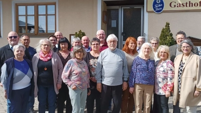 v.l. Irene Zeller, Eva Senft, Hedwig Rössner, Hannelore Fliegner, Adelheid Donhauser stv. KV, Manfred Ruppert Kreisvorstand, Irene Kugler, Jutta Streher Antje Dietrich stv. Landesvorsitzende Vorsitzende Landesverband Bayern<br>dahinter Arthur Schriml, stv, KV, Alois Flierl, Julian Herbst, Johann Ludwig, Marita Vetter, Hans Sperber, Werner Rössner sen., Ingrid Schneider, Karl Zeller, Hannelore Meier, Christian Eisenried, VdK Bezirksgeschäftsführer Oberpfalz. (Bild: Daniela Ludwig)