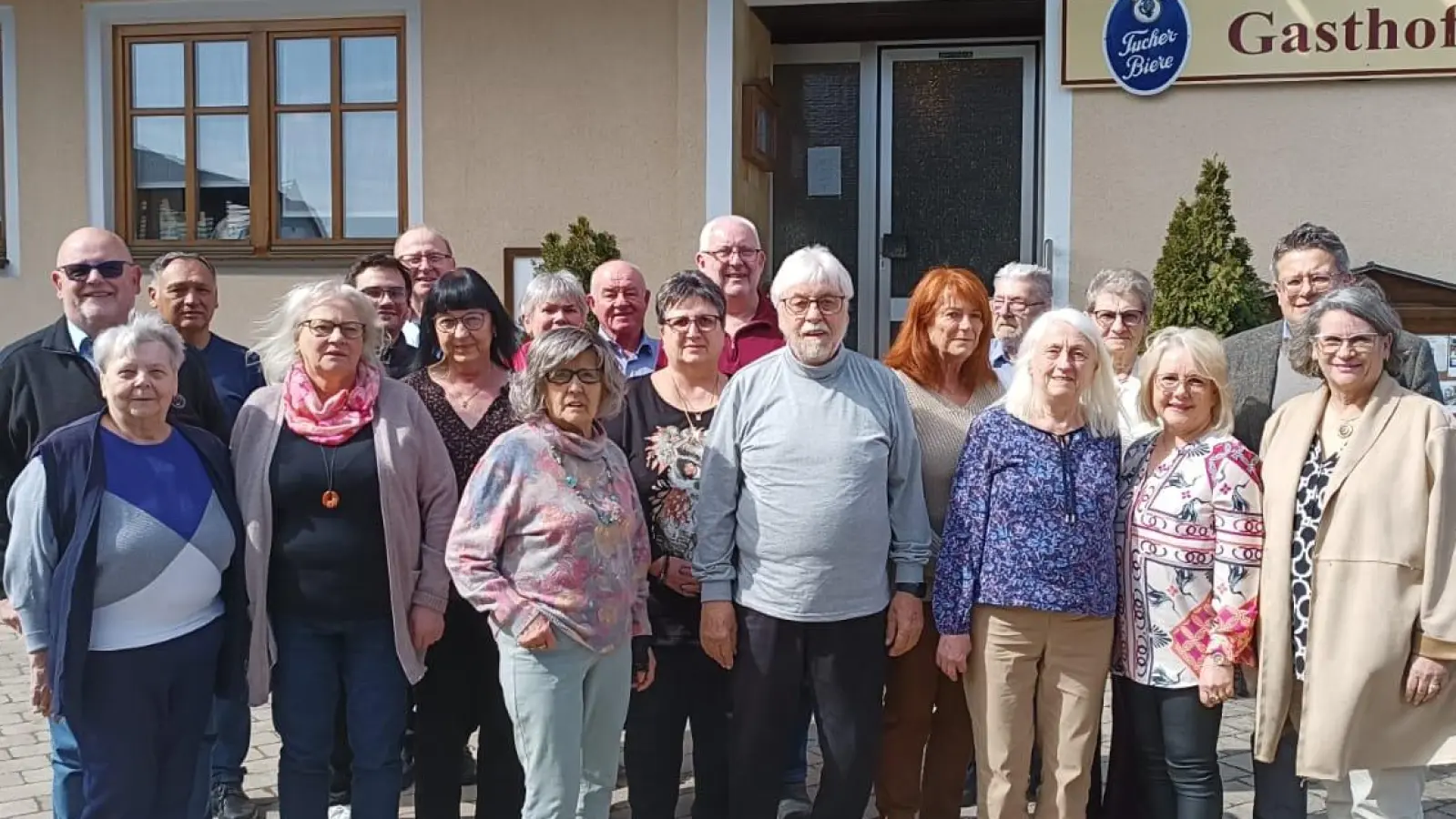 v.l. Irene Zeller, Eva Senft, Hedwig Rössner, Hannelore Fliegner, Adelheid Donhauser stv. KV, Manfred Ruppert Kreisvorstand, Irene Kugler, Jutta Streher Antje Dietrich stv. Landesvorsitzende Vorsitzende Landesverband Bayern<br>dahinter Arthur Schriml, stv, KV, Alois Flierl, Julian Herbst, Johann Ludwig, Marita Vetter, Hans Sperber, Werner Rössner sen., Ingrid Schneider, Karl Zeller, Hannelore Meier, Christian Eisenried, VdK Bezirksgeschäftsführer Oberpfalz. (Bild: Daniela Ludwig)