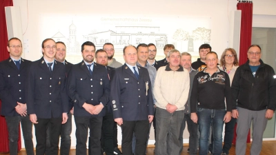 Drei Neuaufnahmen in die aktive Wehr und elf Ehrungen für langjährige Mitglieder vollzogen Vorsitzender Christian Laugensteiner und Kommandant Markus Eichermüller (Zweiter und Siebenter von links) bei der Hauptversammlung der Feuerwehr Zessau-Weihersberg. (Bild: Bernhard Piegsa)