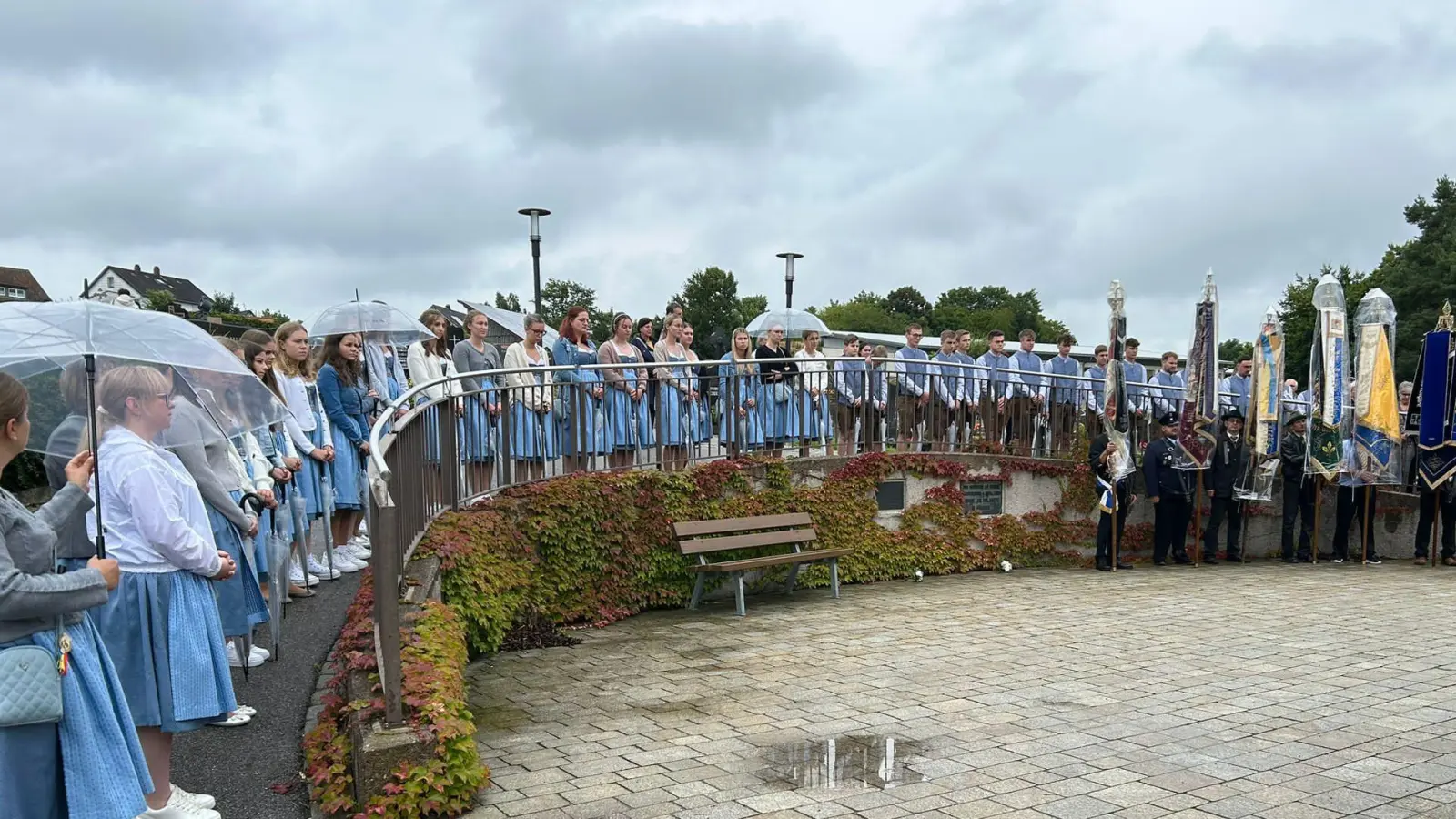 <br>Bei der Gedenkfeier am Friedhof mit dabei waren auch die Festdamen und Festburschen mit den Fahnenabordnungen der Vereine und Heimatvereine. (Bild: Laura Roth)