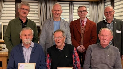 Vordere Reihe von links: Robert Pöllmann, Hermann Spörrer, Gerhard Burger. Hintere Reihe von links: Bürgermeister Wolfgang Braun, 2.Vors. Manfred Beer, 1.Vors. Heinrich Ulrich, MdLV Reinhard König. (Bild: Andrea  Vogel)