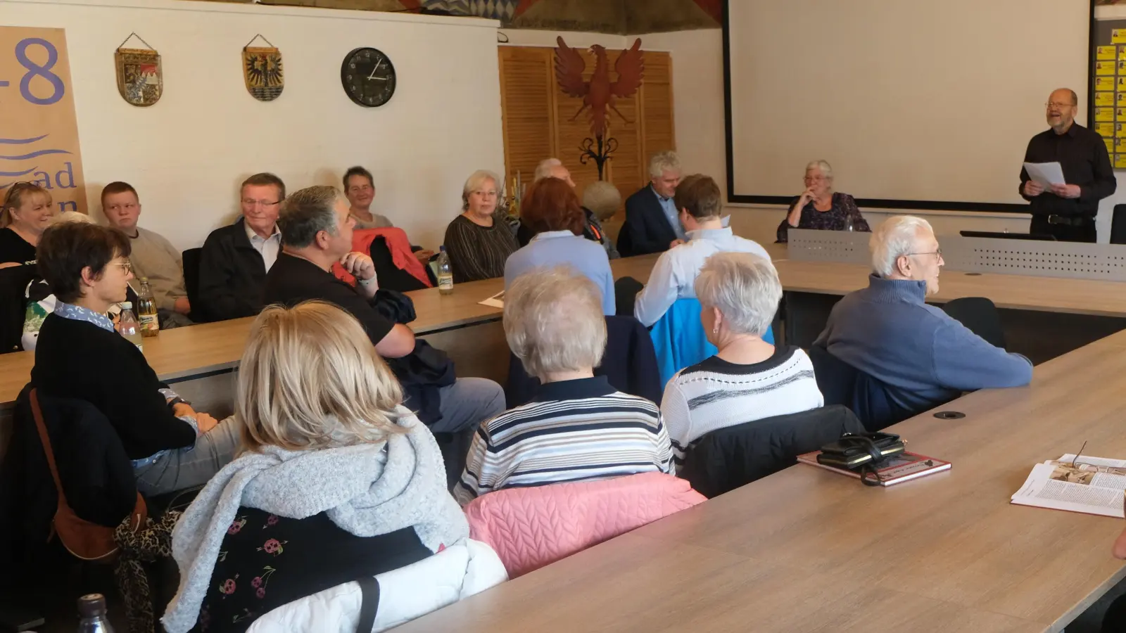 Norbert Kresta und die anwesenden Autoren waren voller Freude über den starken Besuch der Buchvorstellung am Sonntag im großen Sitzungssaal des Rathauses. (Bild: Fred Lehner)