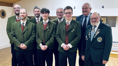 v. l.: Vorstand Johannes Kirchner, Schriftführer Daniel Richter, Schatzmeister Peter Härtl, Jugendleiter Julien Lenk, Schützenmeister Franz Paschke, Sportleiter Julian Männer, Bürgermeister Johann Burger, Gauschatzmeister Bruno Salomon. (Bild: Matthias Menzel)