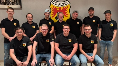 Die Vorstandschaft um 1.Vorsitzenden Michael Weig (sitzend, zweiter von rechts) sowie der gesamte Vereinsausschuss starten optimistisch ins Vereinsjahr 2025/2026. (Bild: Mariella Rittner)