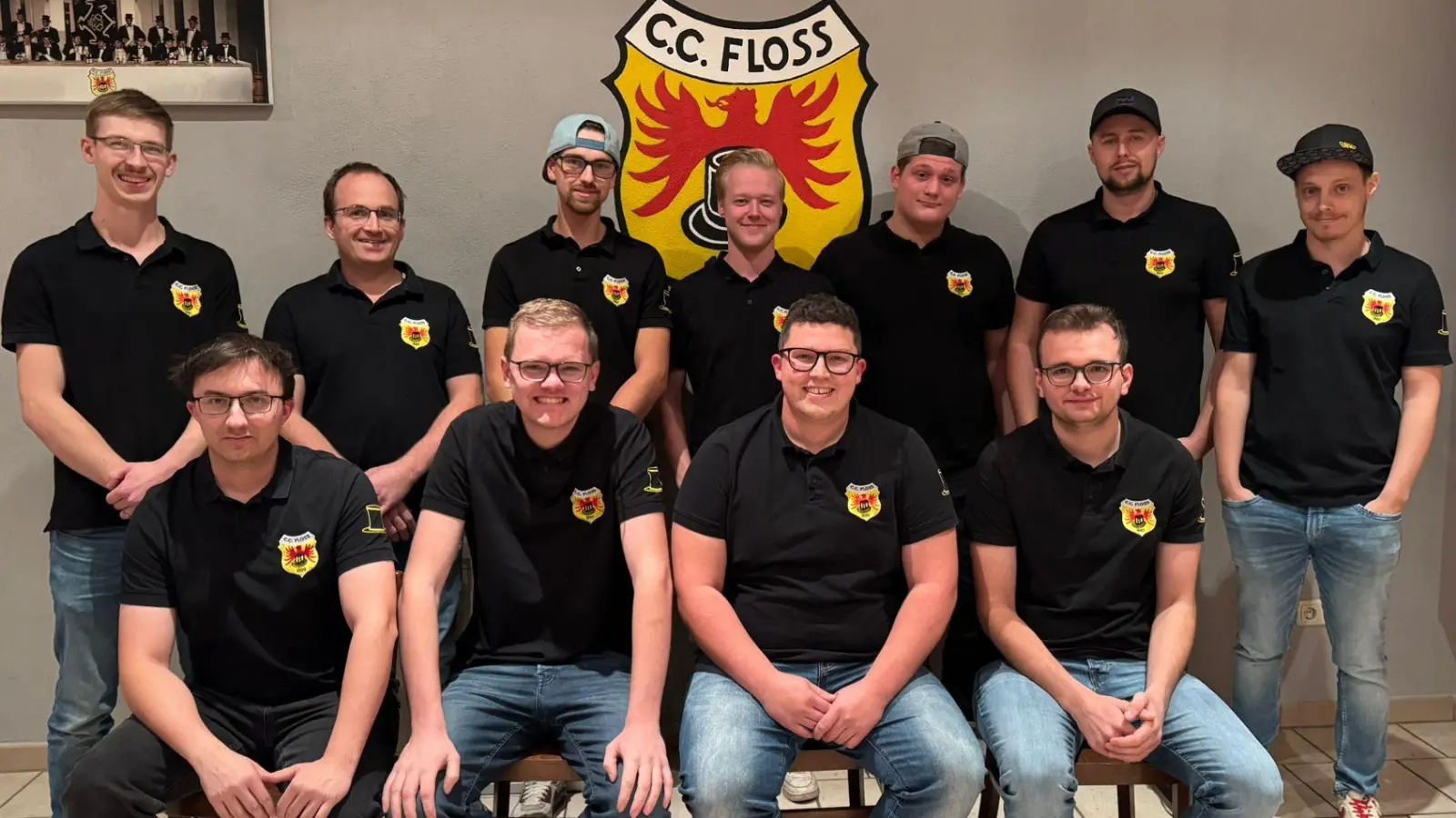 Die Vorstandschaft um 1.Vorsitzenden Michael Weig (sitzend, zweiter von rechts) sowie der gesamte Vereinsausschuss starten optimistisch ins Vereinsjahr 2025/2026. (Bild: Mariella Rittner)