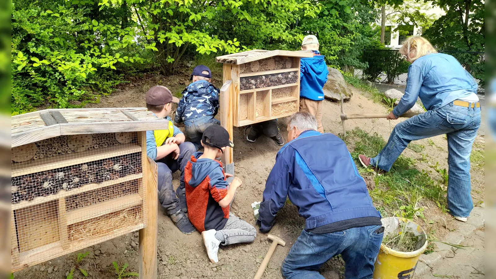 Große und kleine Hände halfen zusammen, um die Grünfläche rund um das Insektenhotel neu anzulegen (Bild: Stefanie Unterburger)