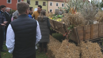 Der Erntedankwagen des Ländlichen Burschenvereins in der Marktplatzanlage eine Attraktion von Brauchtum und Ideen, die größtes Interesse zeigt. (Bild: Fred Lehner)